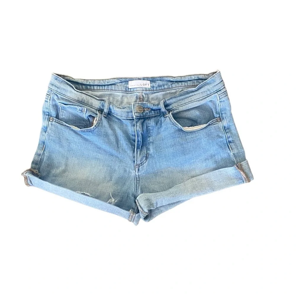 LOFT Light Wash Cuffed Denim Shorts. Size 6/28.